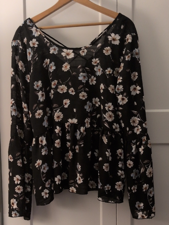 it's me Tops - Floral Ruffle Hem Long-Sleeve " Flowy" Blouse - Black Floral